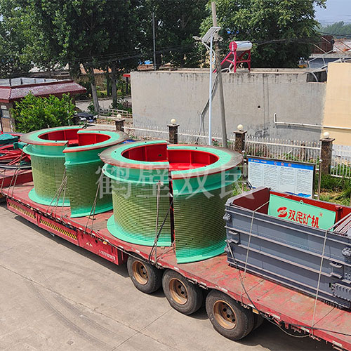 凿井绞车厂家星空彩票安卓app发往新疆的3米双筒矿井提升机装车出货！